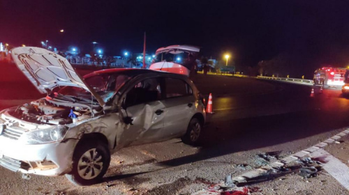 Carro bateu contra uma árvore e capotou na SP-294, em Parapuã — Foto: Polícia Rodoviária