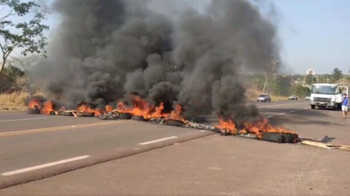 Fogo na SP-294 na manhã deste domingo em Panorama, em protesto de moradores contra a falta de água e energia elétrica na cidade após o temporal ocorrido na sexta-feira (Reprodução/Panorama Notícia).