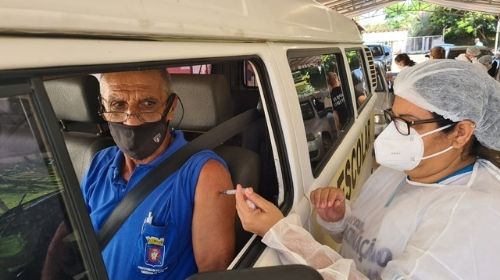Pessoas de 70 a 79 anos devem aguardar nova data para 3ª dose
