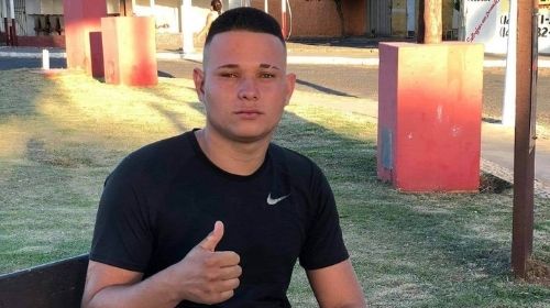 O jovem Cleiton Sypriano Domingues Junior, foi encontrado pelos policiais já caído na Rua Garça, na Vila Indústria