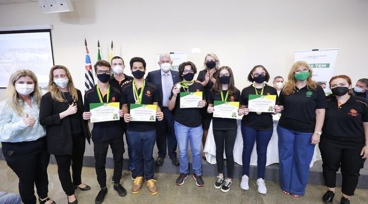 Arthur Mohamed Taha e José Eduardo Shigueru Edamitsu que estão entre os 99 estudantes de todo o Brasil que receberam a bolsa para o programa de iniciação cientifica do Ministério da Ciência, Tecnologia e Inovação