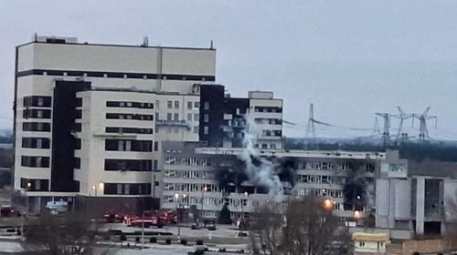 Prédio administrativo da Usina Nuclear de Zaporizhzhia foi atingido por ataque russo na cidade de Enerhodar, na Ucrânia, no dia 4 de março de 2022 — Foto: National Nuclear Energy Generating Company Energoatom/Reuters
