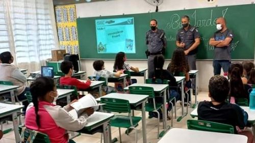 Aula do Proerd sendo ministrada em Queiroz na última quarta-feira (13)
