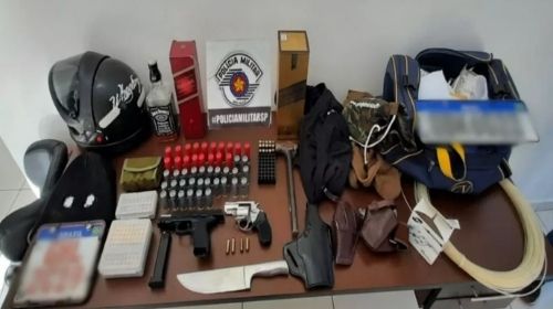 Dupla é presa após invadir casa para furtar armas, bebidas e veículo em Tupã — Foto: Polícia Militar/Divulgação