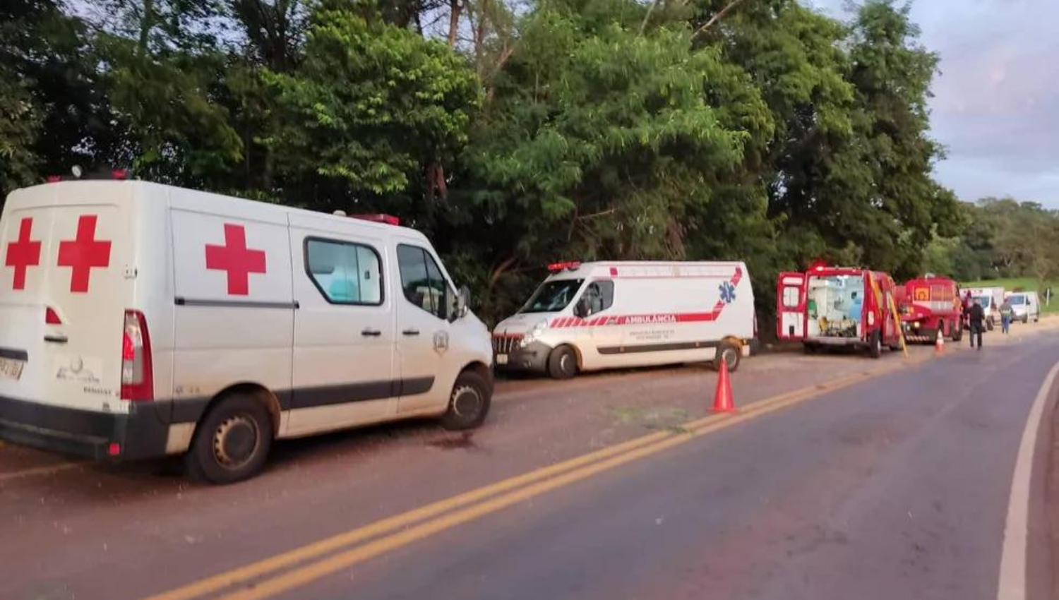 Diversas ambulâncias foram acionadas para o socorro às vítimas — Foto: Marechal News