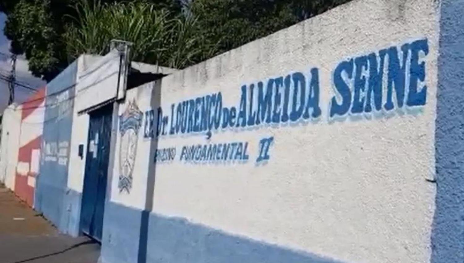 Movimentação dos pais foi intensa durante a tarde para que os filhos fossem retirados às pressas da escola — Foto: Alcyr Netto/TV TEM
