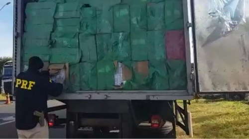 Caminhoneiro é flagrado com 400 mil maços de cigarros vindos do Paraguai em rodovia de Herculândia — Foto: Polícia Rodoviária Federal/Divulgação