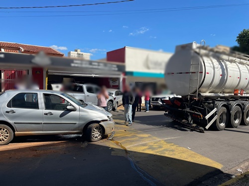 Acidente envolvendo dois carros, caminhonete e carreta interdita Rua Caingangs/Foto: TupãCity