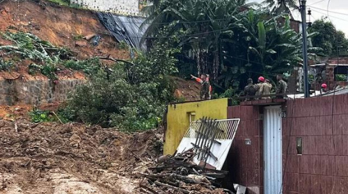 Buscas por desaparecidos são feitas em Jardim Monte Verde — Foto: Mhatteus Sampaio/TV Globo