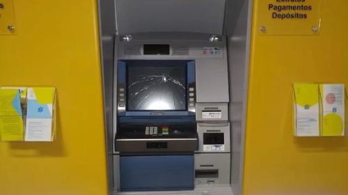 Ao todo, cinco monitores foram danificados em agência bancária — Foto: Polícia Militar