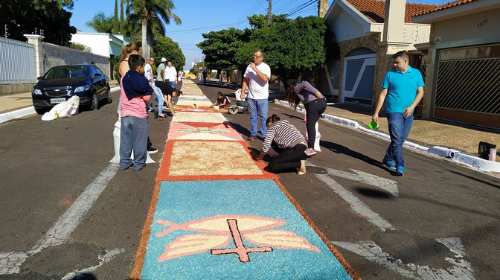 Paróquias de Tupã arrecadam pó de café para confecção de tapete de Corpus Christi - Foto: Arquivo Pessoal/TupãCity
