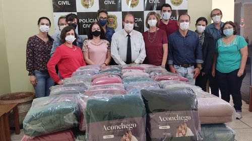 Polícia Civil doa 50 cobertores para Campanha do Agasalho de Tupã/Foto: João Mário Trentini - cedida