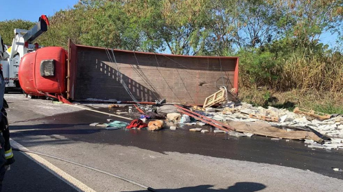 Acidente com caminhão matou motorista na Rodovia Assis Chateaubriand (SP-425), em Presidente Prudente (SP) — Foto: Paula Sieplin/TV Fronteira