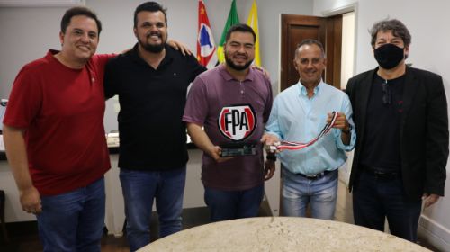 O prefeito Caio Aoqui recebeu a comissão técnica na terça-feira (21) no Gabinete do Paço Municipal/Foto: divulgação