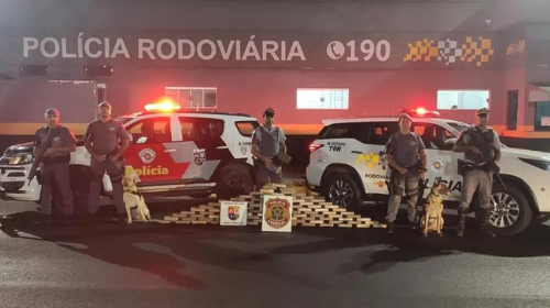 Polícias localizaram e apreenderam 97,7 kg de cocaína — Foto: Polícia Rodoviária