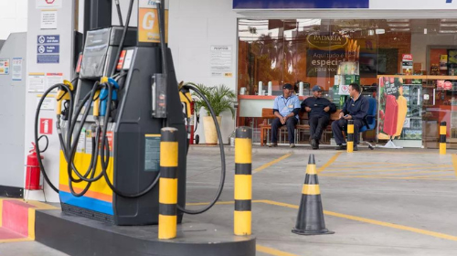 Funcionários de um posto de combustíveis na zona sul de São Paulo conversam em um banco. — Foto: Marcelo Brandt/G1