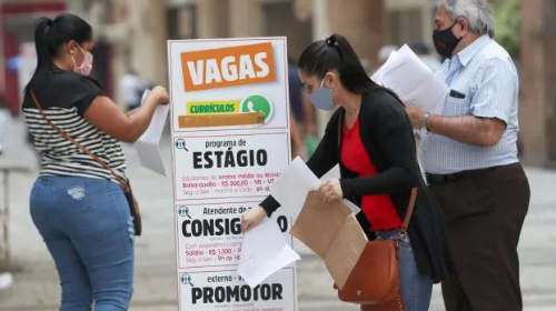 Pessoas deixam currículos em ponto de anúncios de vagas de emprego no centro de São Paulo 06/10/2020REUTERS/Amanda Perobelli