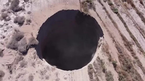 Buraco gigante aparece no Atacama, Chile — Foto: REUTERS