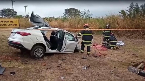 Homem morreu após bater de frente com carro em rodovia de Araçatuba — Foto: Márcio Zeni/TV TEM