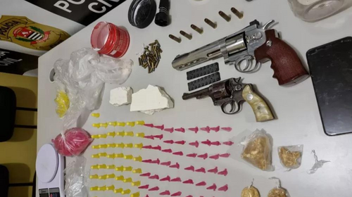 Drogas, armas e celulares apreendidos em Lavínia (SP) — Foto: Polícia Civil/Divulgação