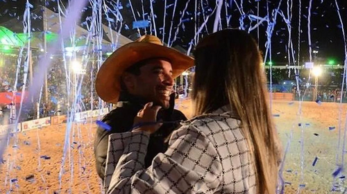 Papéis azuis também enfeitaram o palco do rodeio durante a revelação do sexo do bebê — Foto: Arquivo Pessoal