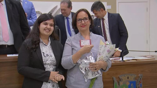 Janete com sua filha recebendo a carteirinha da OAB — Foto: Reprodução/TV TEM