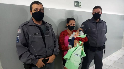 Mãe e filho passam bem depois do auxílio dos agentes militares — Foto: Polícia Militar