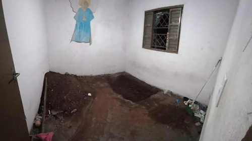 Corpo da vítima foi encontrado em cova aberta dentro de quarto — Foto: Arquivo pessoal