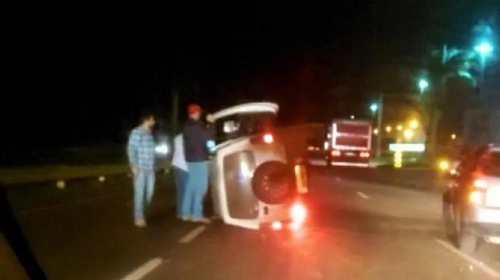 Automóvel capotou após bater em moto caída na pista em Chavantes, segundo polícia — Foto: Redes sociais