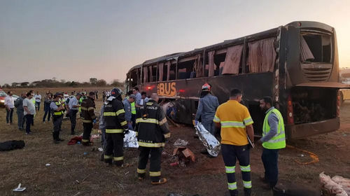 Duas pessoas morreram e cerca de 20 ficaram feridas em um acidente de ônibus em Promissão — Foto: Anderson Camargo /TV TEM