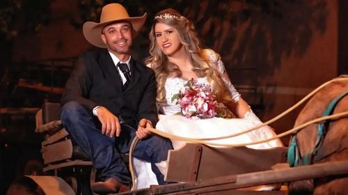 Noivos organizam casamento temático sertanejo com direito a bota, chapéu e charrete — Foto: Lucilene Bicudo/Arquivo pessoal