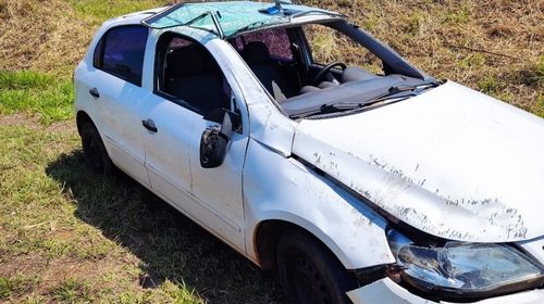 Motorista perde o controle da direção e capota veículo em rodovia - Foto: Cedida