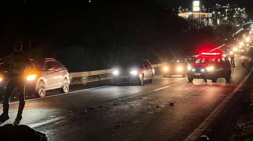 Ao menos dois carros atropelaram a vítima — Foto: Fábio Modesto/TV TEM
