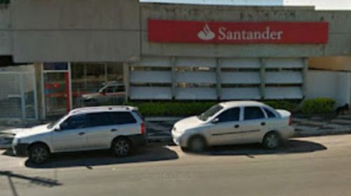 Assaltante leva malote de supermercado de dentro do Santander de Parapuã - Foto: Reprodução
