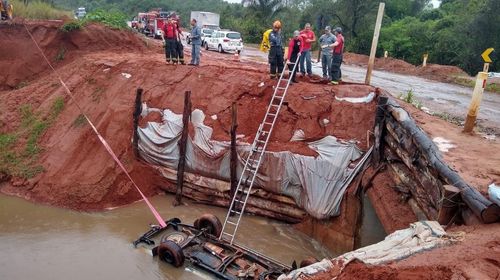 Caminhonete cai em ponte do Córrego da Onça em Bastos - Foto: Valdecir Luis