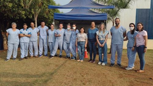 Veterinários de Queiroz castraram gratuitamente 150 animais nesta quarta-feira (21) - Foto: Cedida