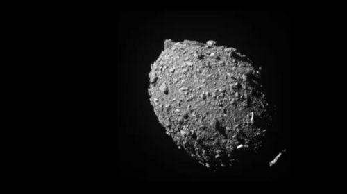 Um dos últimos registros do asteroide Dimorphos, capturado pela própria sonda que o atingiu. — Foto: Nasa/Divulgação