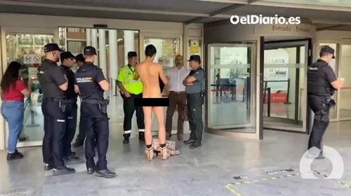 Reprodução de vídeo do  El Diário  mostra homem espanhol que tentou ir a um tribunal sem roupas — Foto: Reprodução  El Diario 