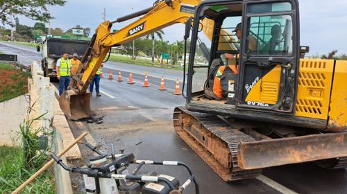 Eixo SP faz reparo emergêncial no pavimento do viaduto na SP-294, em Tupã (Foto: Eixo Sp)