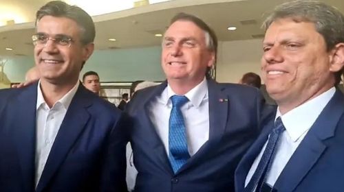 Rodrigo Garcia, Jair Bolsonaro e Tarcísio de Freitas durante entrevista em São Paulo — Foto: Reprodução/Facebook
