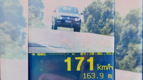 Polícia rodoviária Polícia flagra carro a 171 km/h em Iacri; limite é 80km/h