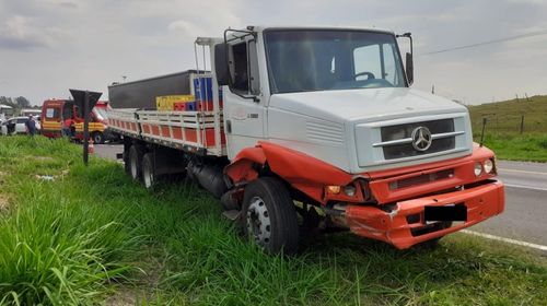 Acidente entre caminhão e carro é registrado nesta quinta (6) em Parapuã (Foto: Cedida)