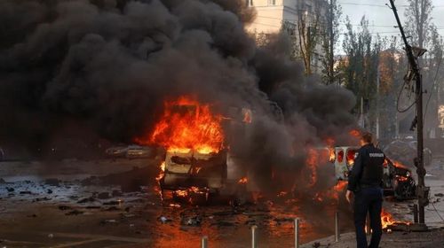 Carros são vistos em chamas após mísseis russos atingirem Kiev, a capital da Ucrânia — Foto: Reuters/Valentyn Ogirenko