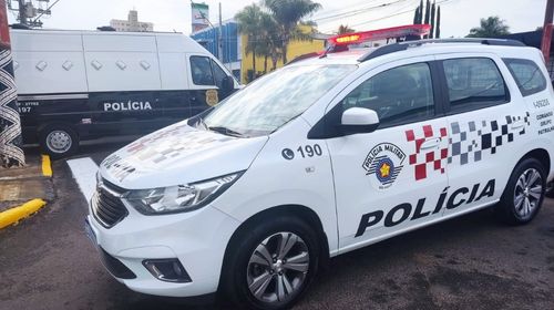 Motorista bêbado bate em dois veículos estacionados regularmente em Quatá (Foto: Cedida pela Polícia)