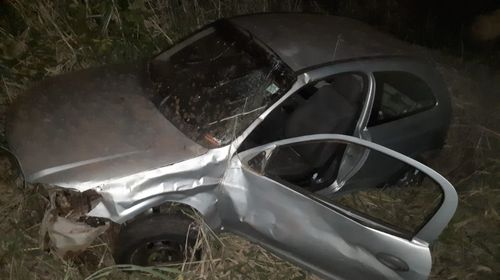 Motorista perde controle da direção após animal cruzar a rodovia em Bastos (Foto: Joãozinho 30)