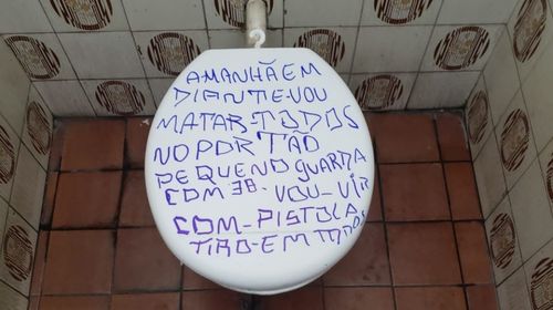Mensagem foi escrita no vaso sanitário de um banheiro (Foto: Divulgação)