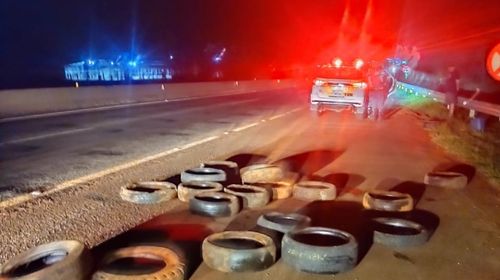 As duas faixas de rolamento já estavam bloqueadas com 23 pneus cobertos com óleo diesel quando o homem foi detido/Foto: Polícia Rodoviária