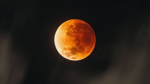 foto de lua avermelhada por causa do eclipse lunar totalEclipse lunar total, conhecido como 