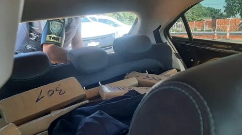 Polícia Rodoviária apreende vários tabletes de maconha dentro de porta-malas de carro em Marília — Foto: Polícia Rodoviária /Divulgação