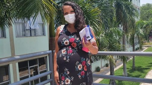 Janaína Gabriela Silva Costa, de 27 anos, está grávida de oito meses do terceiro filho e fará o Enem pela terceira vez — Foto: Bruna Bonfim/g1